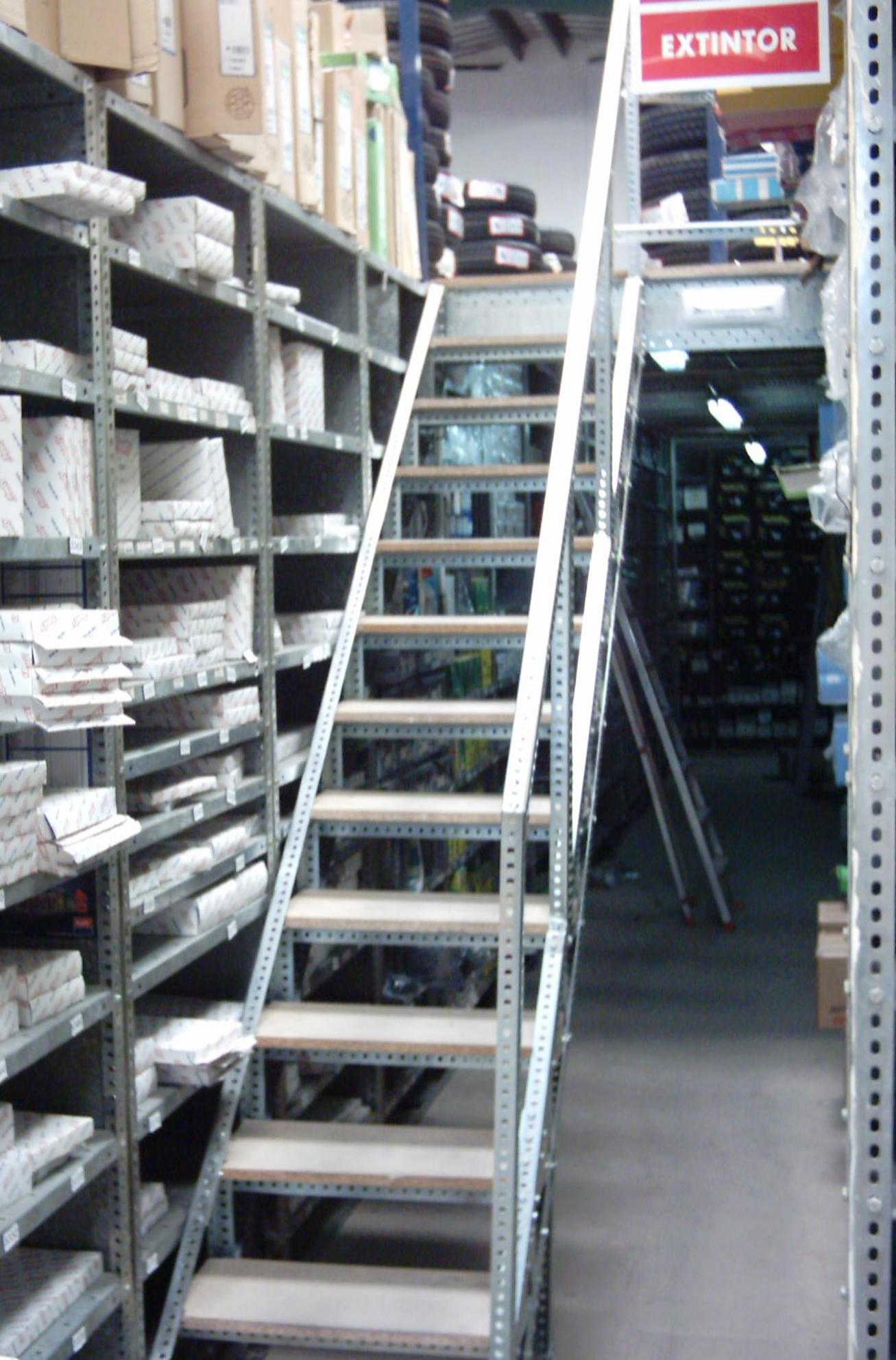escaleras de angulo ranurado para altillo a medida